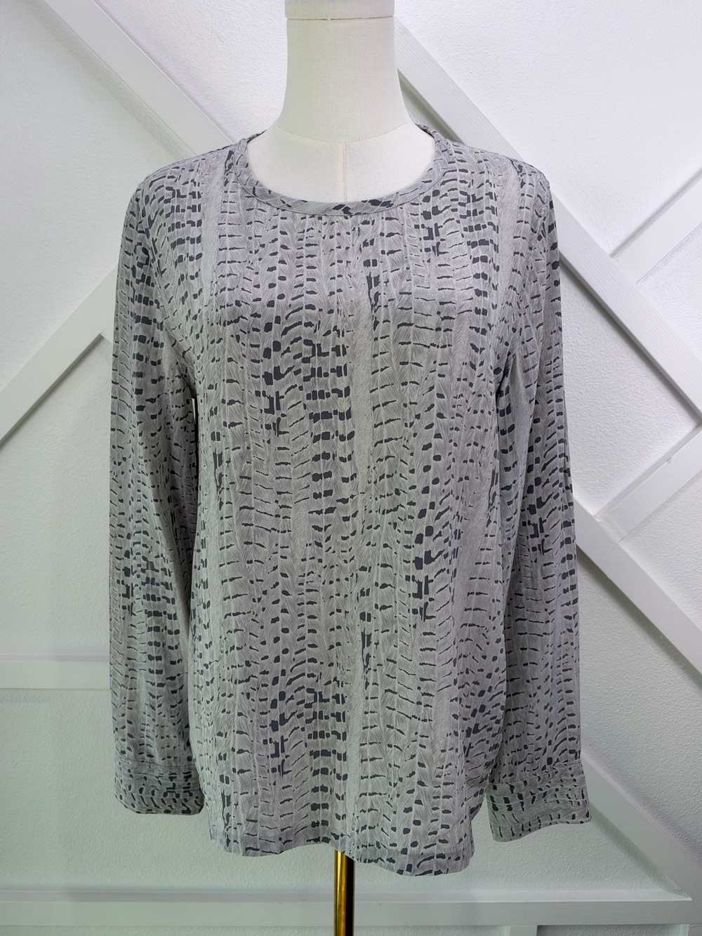 Equipment Femme 100% Silk Gray Black Abstract Print Long Sleeve Blouse Top Small